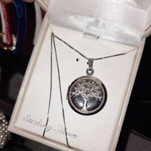 NIB AUTHENTIC GENUINE SOLID STERLING SILVER FAMILY TREE LOCKET AND CHAIN